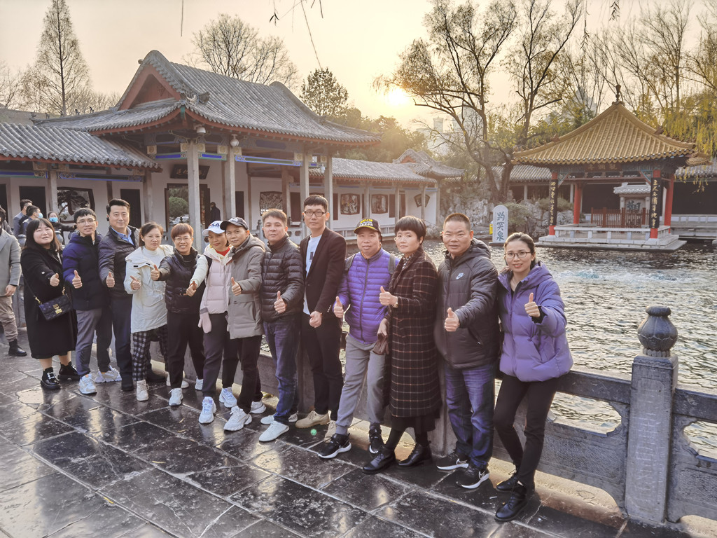 8 趵突泉合影.jpg 8 趵突泉合影.jpg